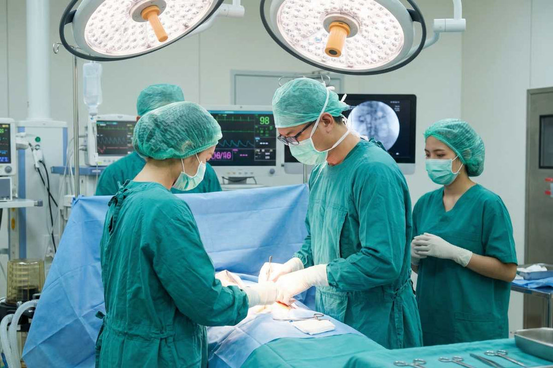 Uniformes Quirúrgicos para Quirófano: La Fusión de Seguridad y Tecnología Textil